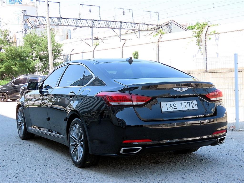 HYUNDAI Genesis - Vista 3
