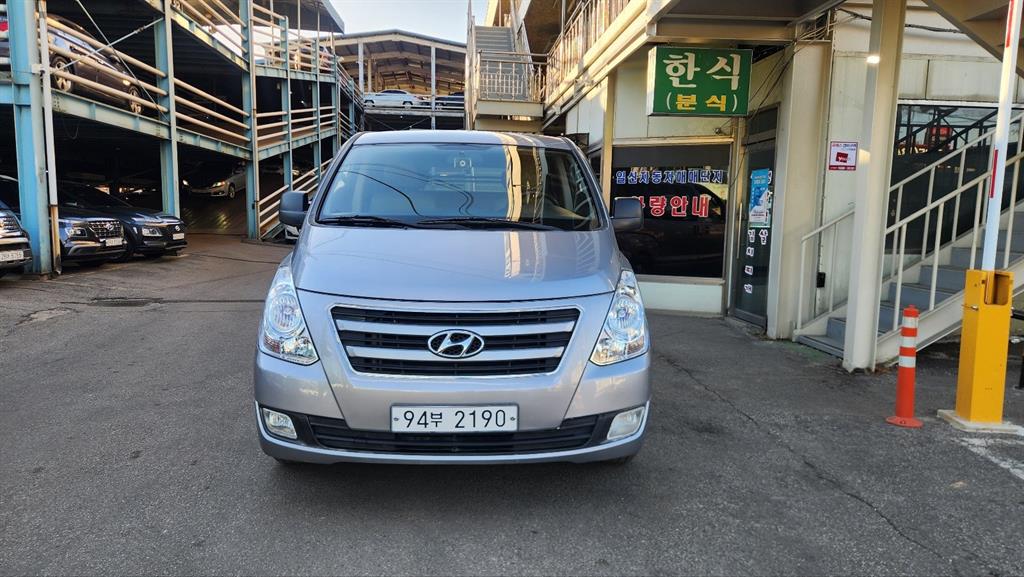 HYUNDAI Starex 2017 Gris - Importación desde Corea - HF Imports Iquique - Foto 1