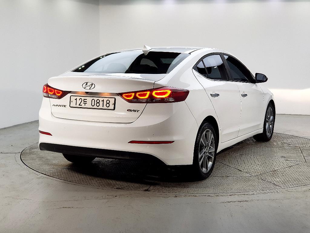 HYUNDAI Avante - Vista 4
