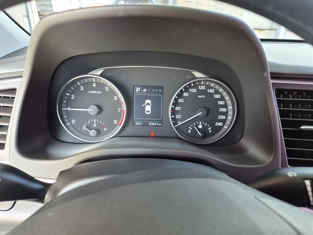 HYUNDAI Avante - Vista 10
