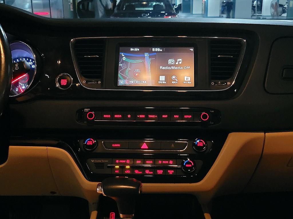 KIA Carnival - Vista 11
