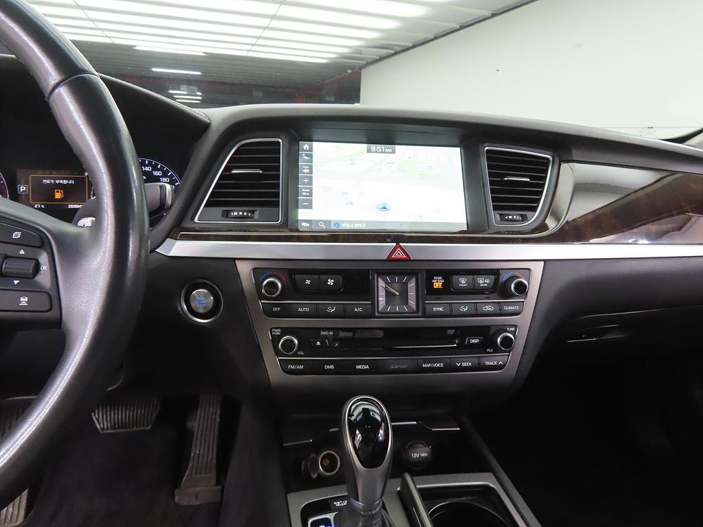 HYUNDAI Genesis - Vista 10