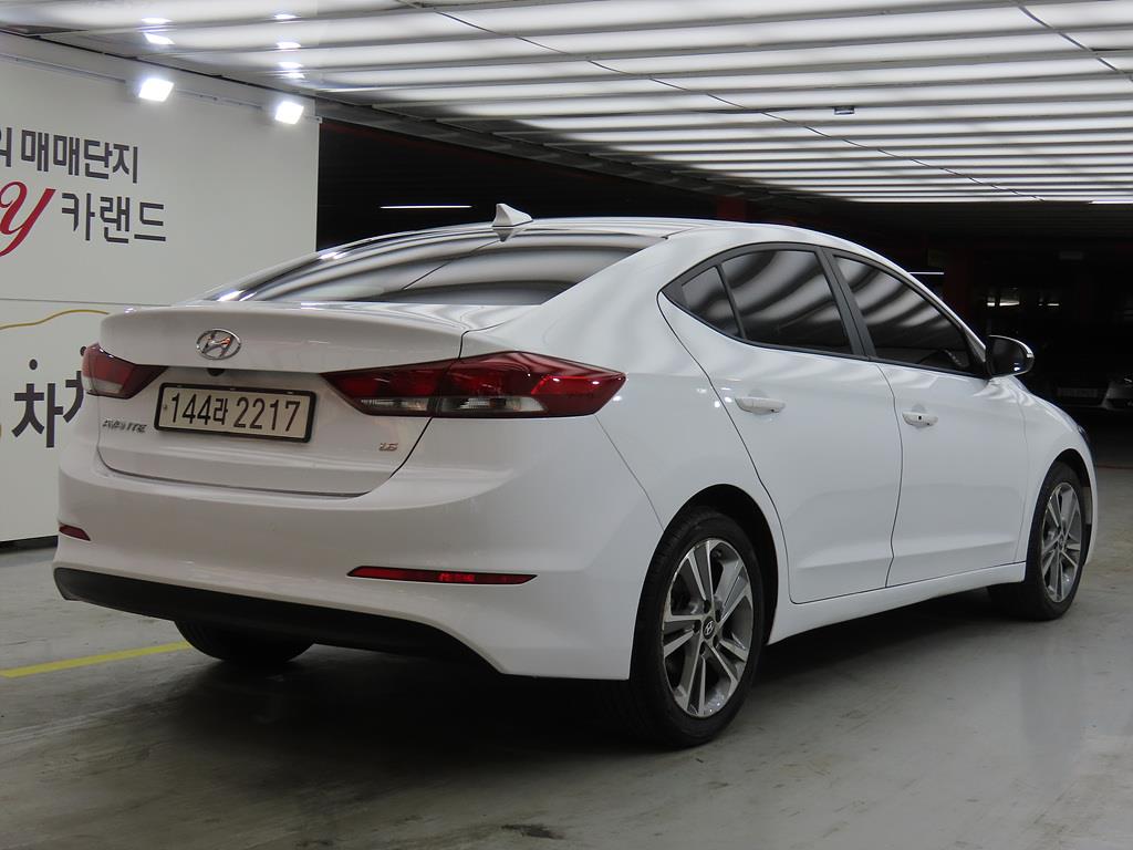 HYUNDAI Avante - Vista 3