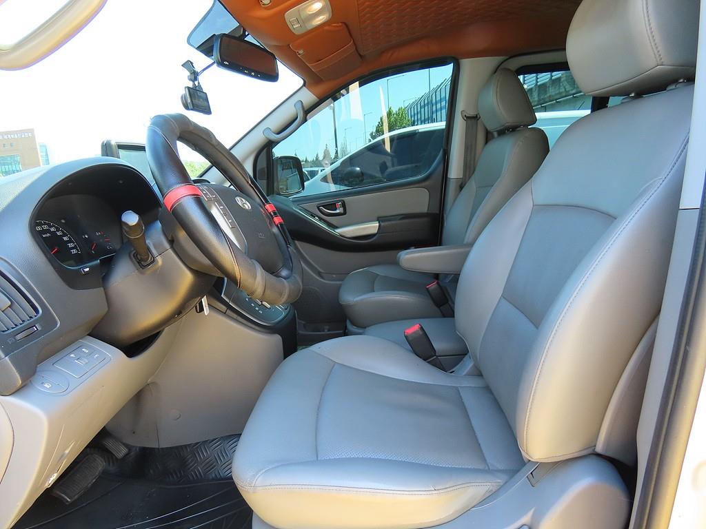 HYUNDAI Starex - Vista 6