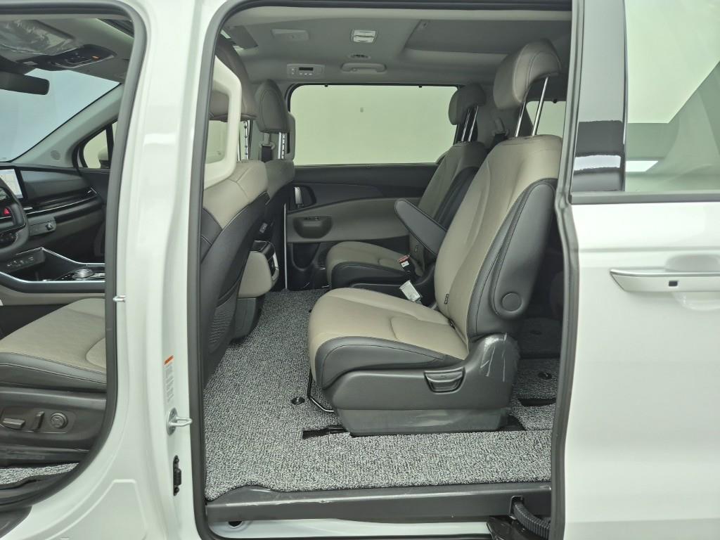 KIA Carnival - Vista 12