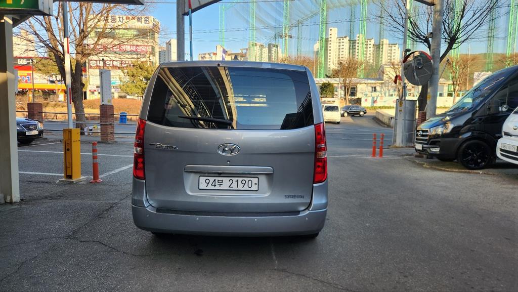HYUNDAI Starex - Vista 3