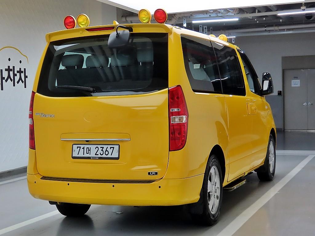 HYUNDAI Starex - Vista 3