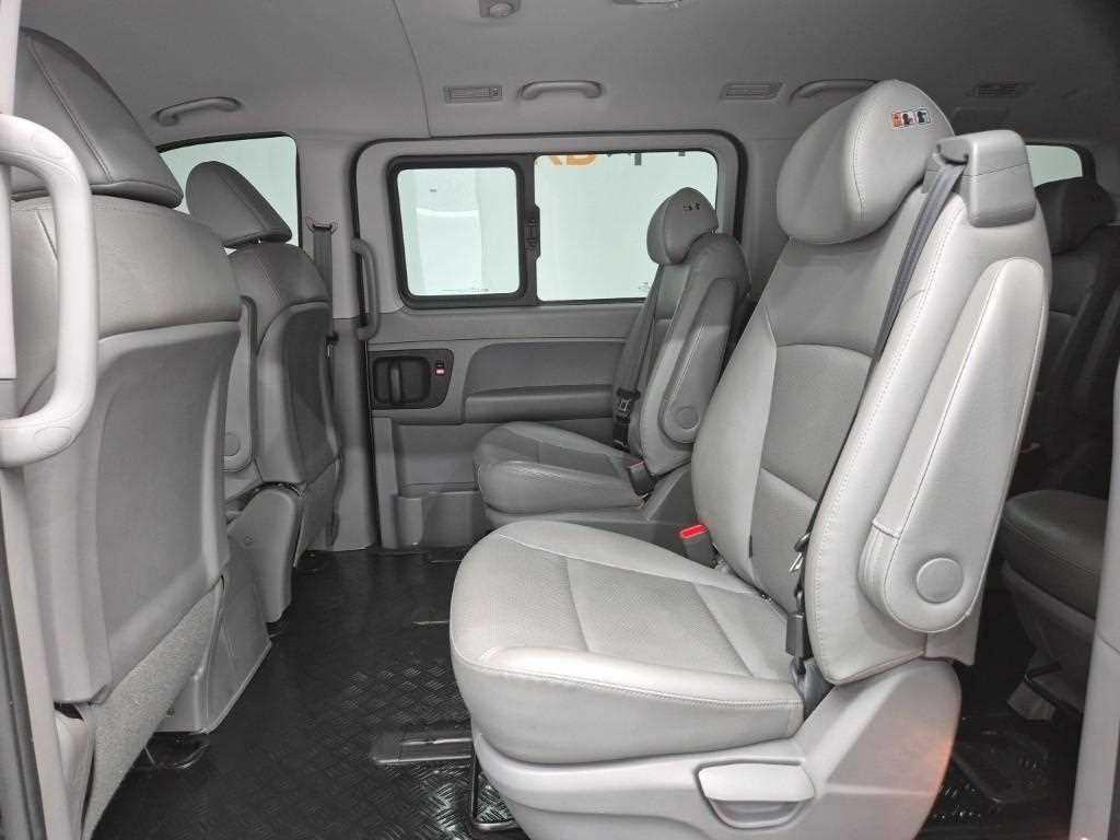 HYUNDAI Starex - Vista 12
