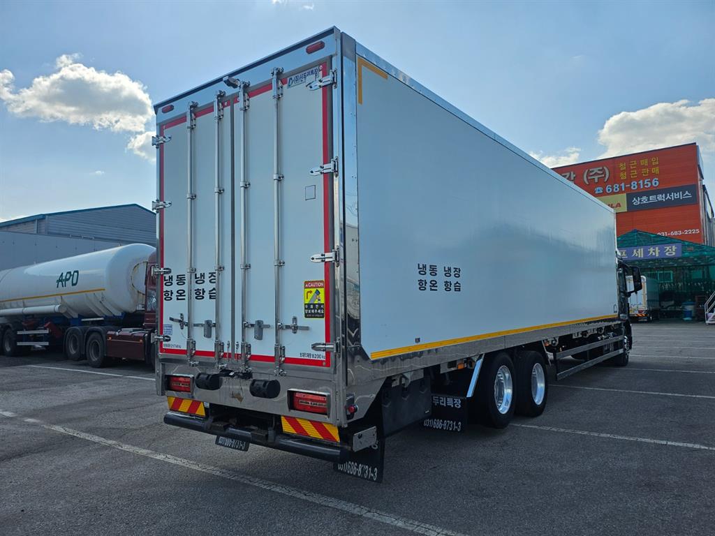 medium and large cargo truck - Vista 5