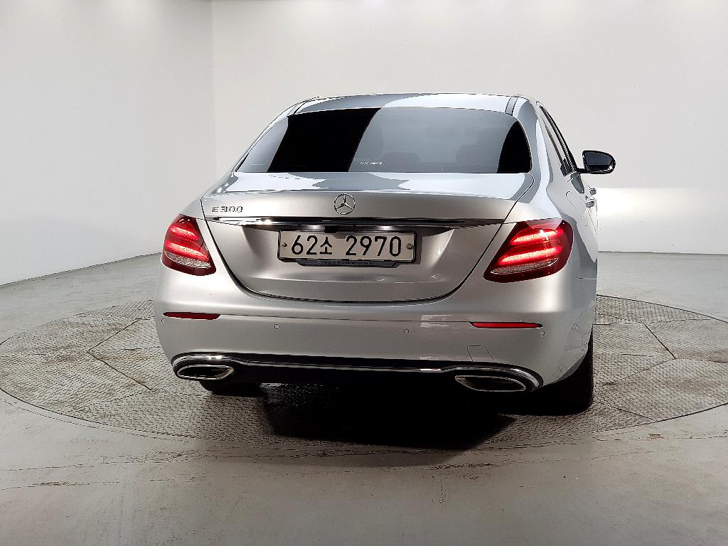 Mercedes Benz E class - Vista 3