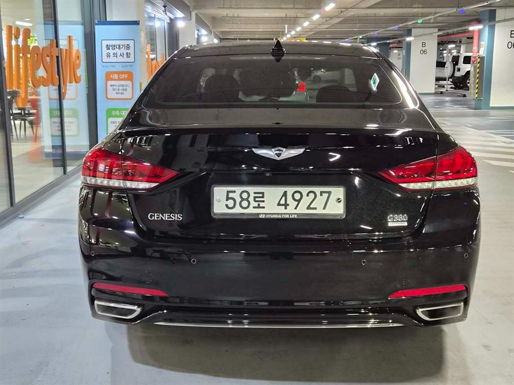 HYUNDAI Genesis - Vista 5
