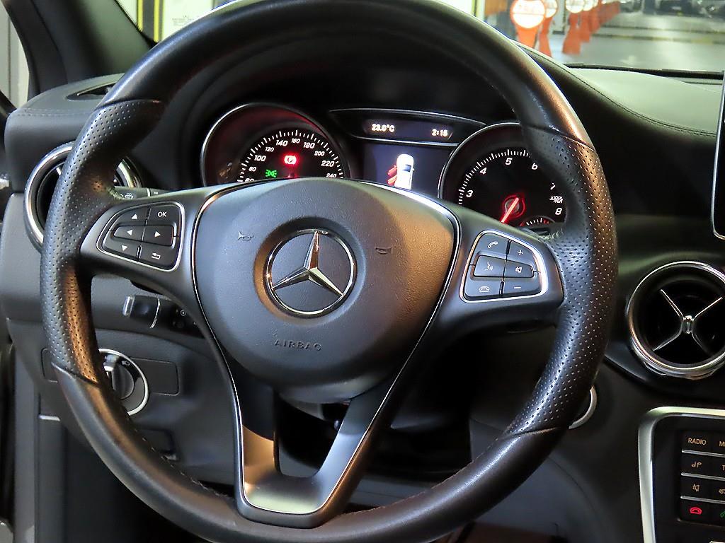 Mercedes Benz GLA Class - Vista 8
