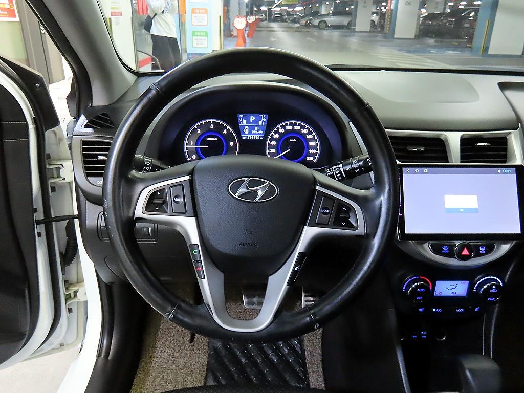 HYUNDAI Accent - Vista 8