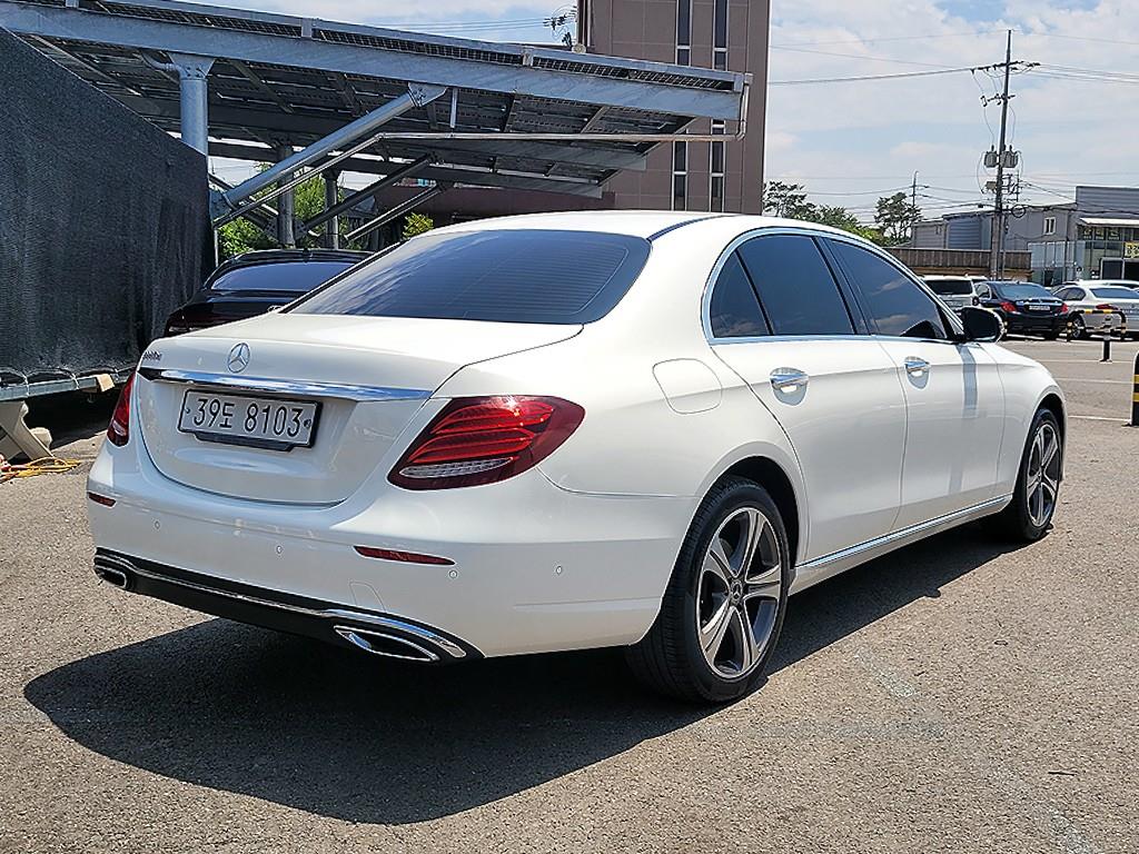 Mercedes Benz E class - Vista 4