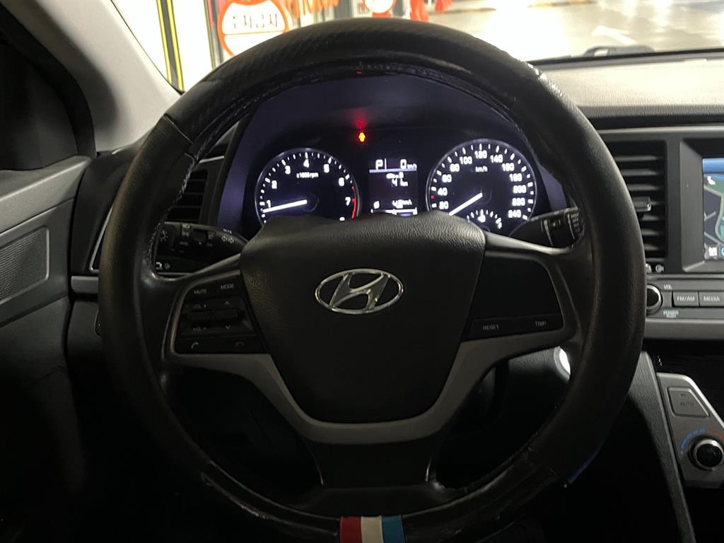 HYUNDAI Avante - Vista 10