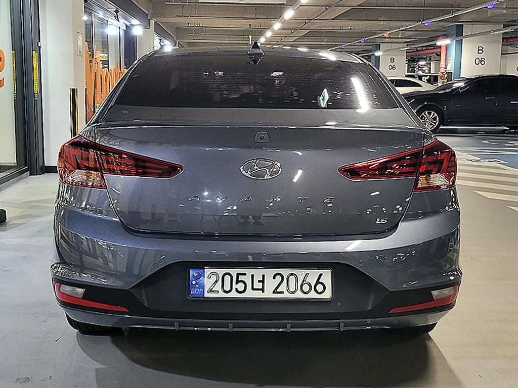 HYUNDAI Avante - Vista 5