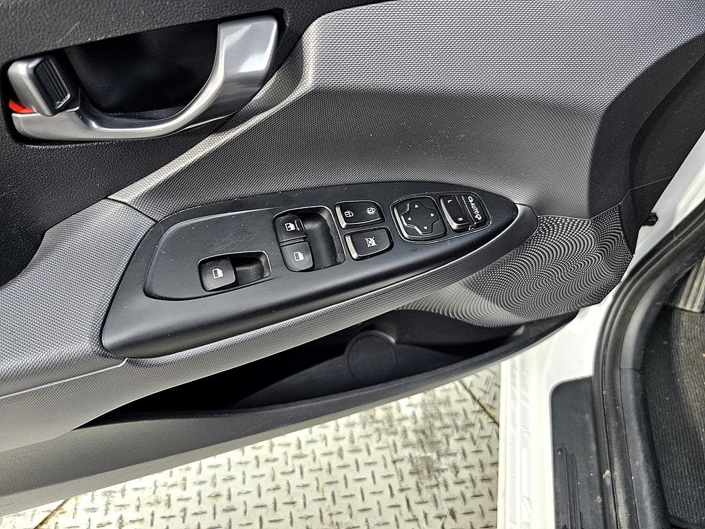 HYUNDAI Veloster - Vista 11