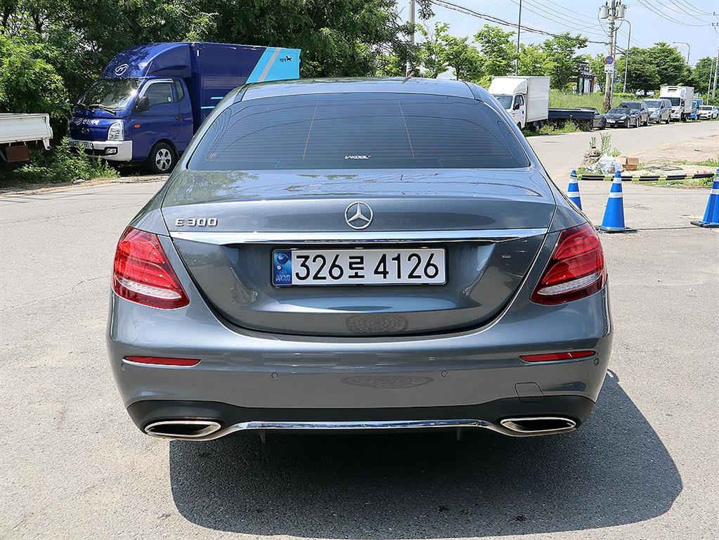 Mercedes Benz E class - Vista 5