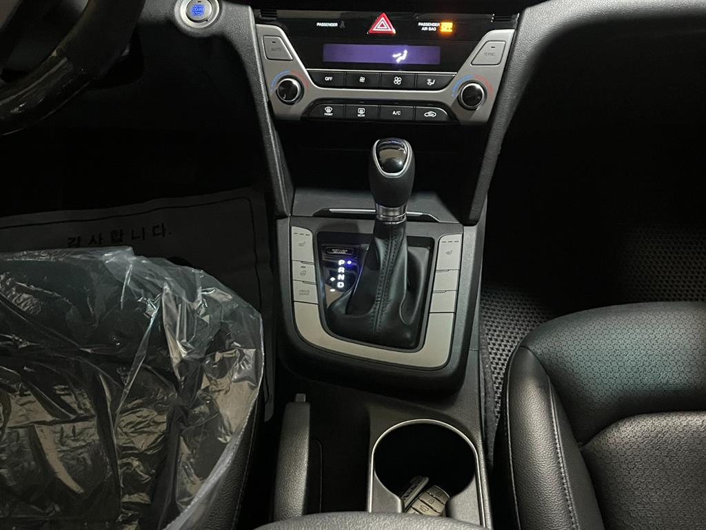 HYUNDAI Avante - Vista 9