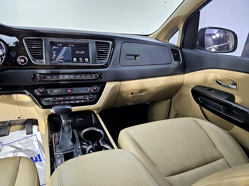 KIA Carnival - Vista 10