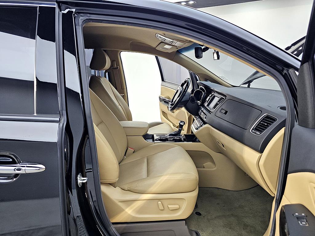 KIA Carnival - Vista 11