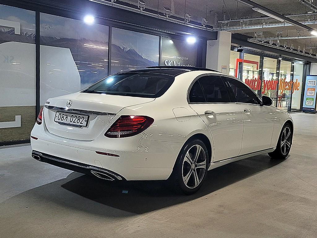 Mercedes Benz E class - Vista 4