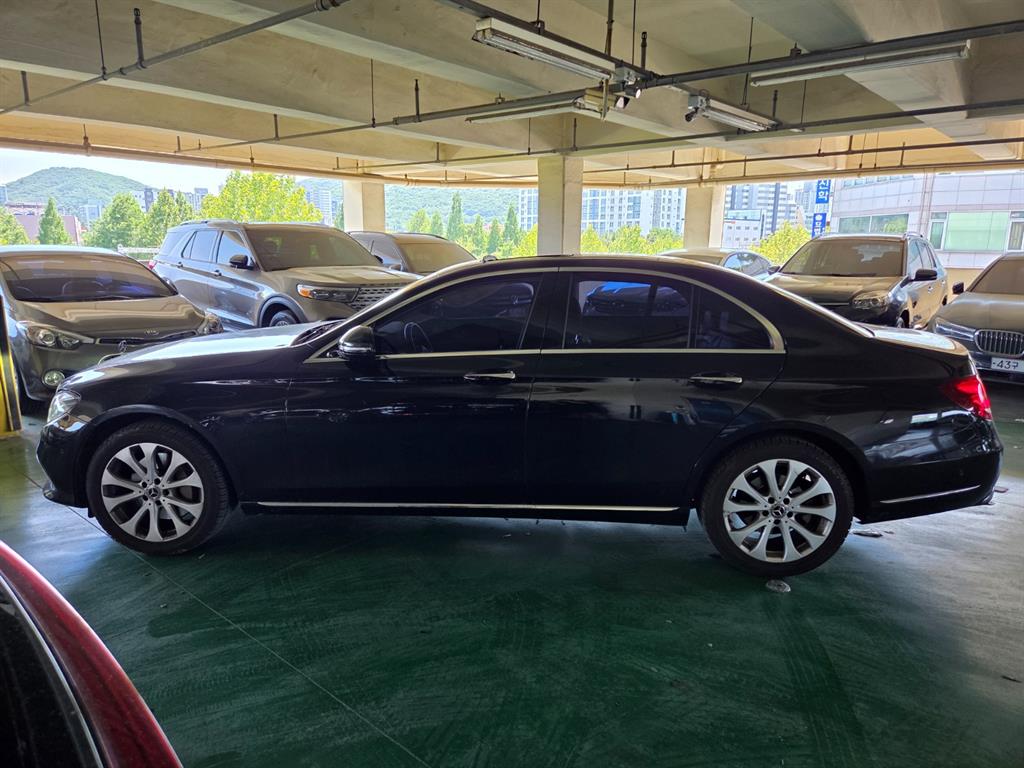 Mercedes Benz E class - Vista 3