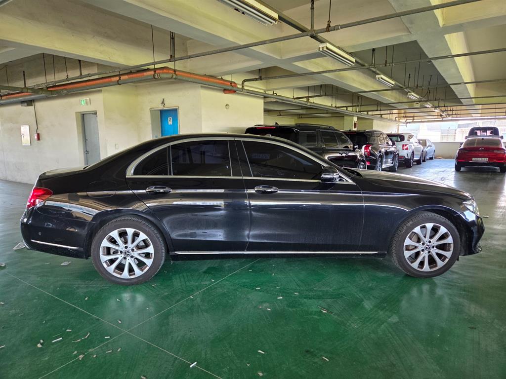 Mercedes Benz E class - Vista 5
