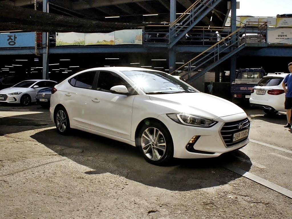 HYUNDAI Avante - Vista 3