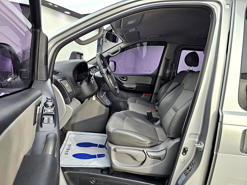 HYUNDAI Starex - Vista 8