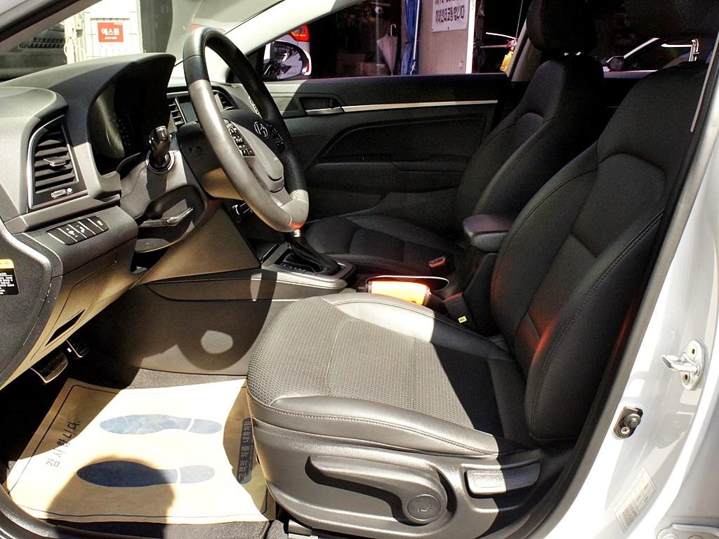 HYUNDAI Avante - Vista 9