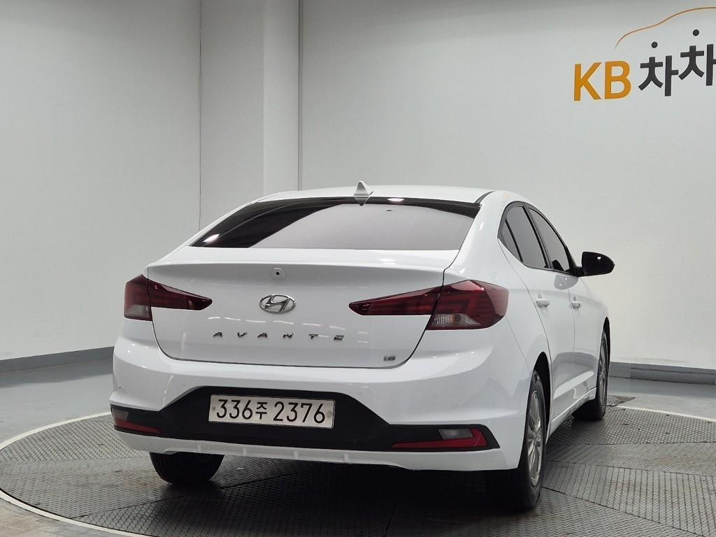 HYUNDAI Avante - Vista 3