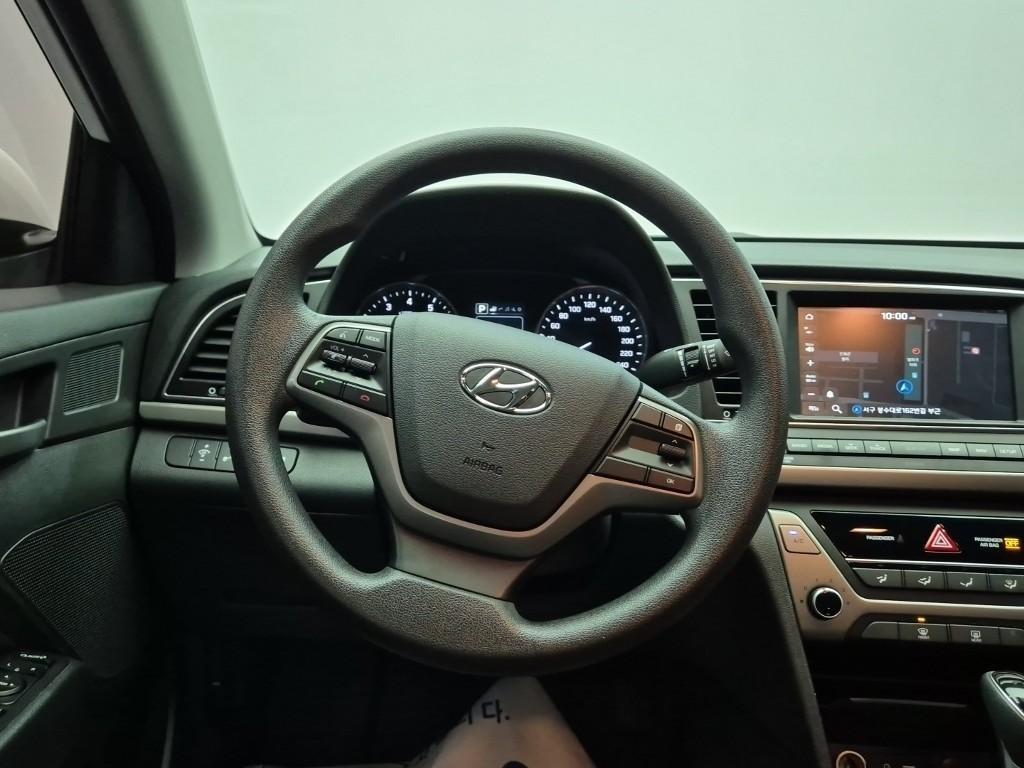 HYUNDAI Avante - Vista 9