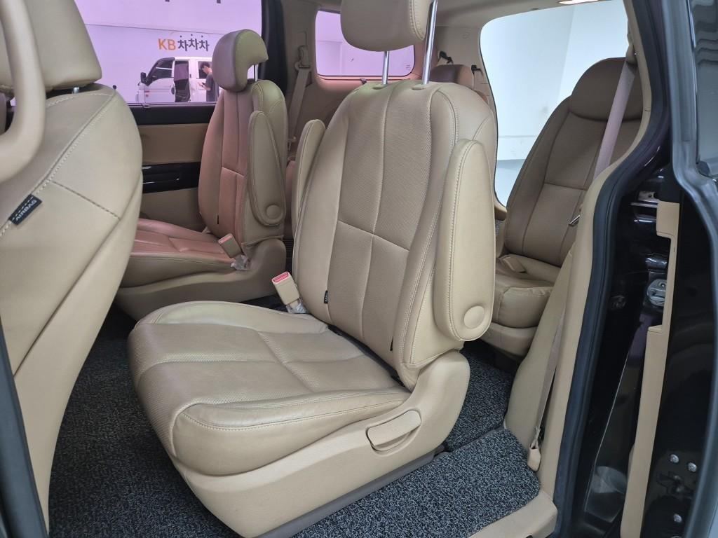 KIA Carnival - Vista 12