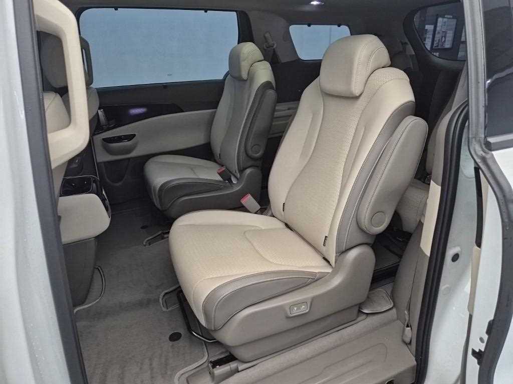 KIA Carnival - Vista 12