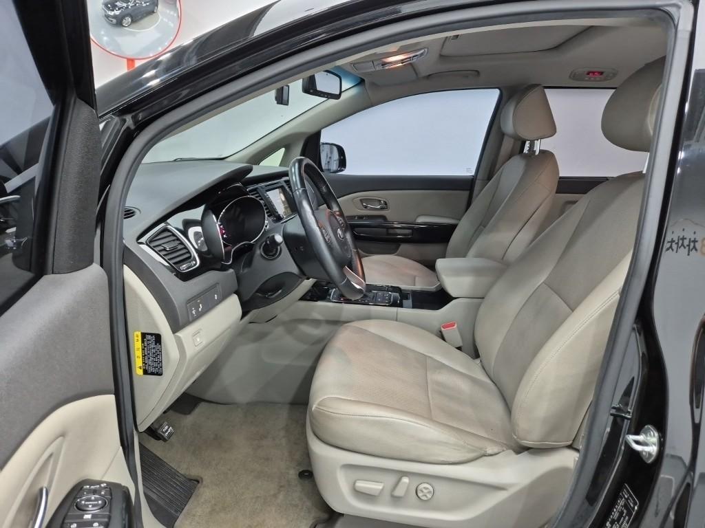 KIA Carnival - Vista 11