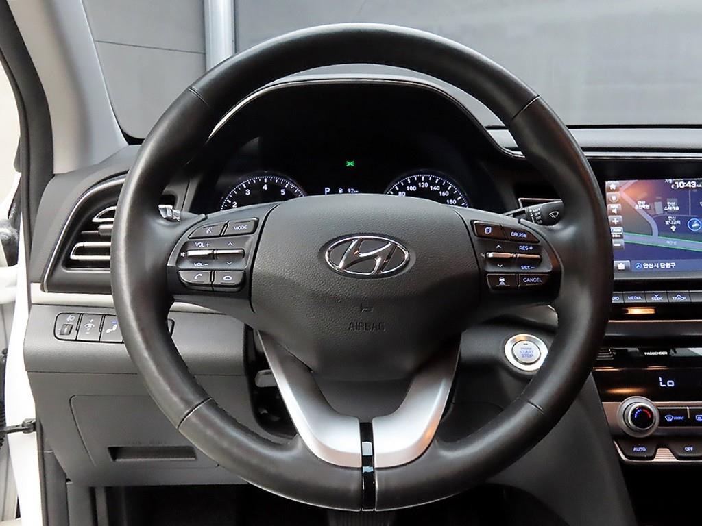 HYUNDAI Avante - Vista 9