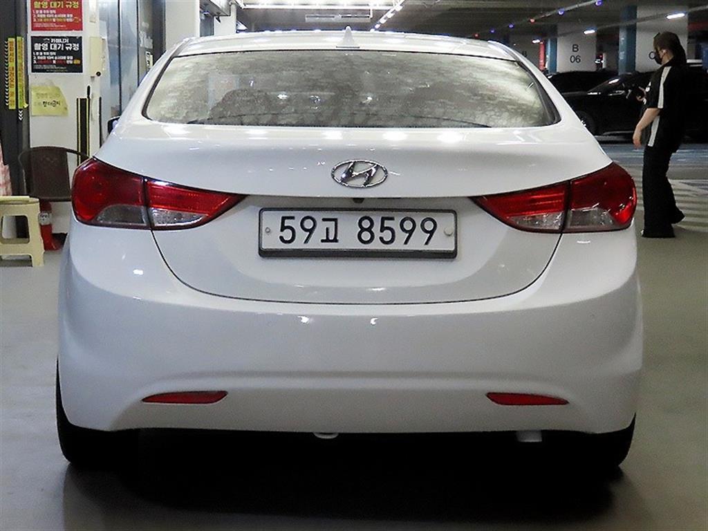 HYUNDAI Avante - Vista 5