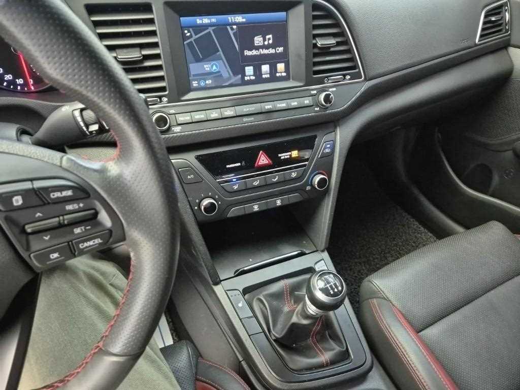 HYUNDAI Avante - Vista 10