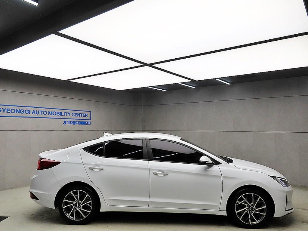 HYUNDAI Avante - Vista 2