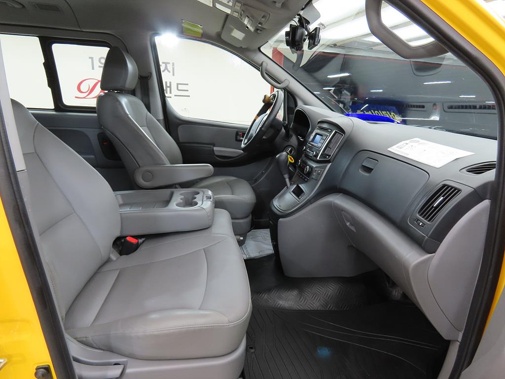 HYUNDAI Starex - Vista 7