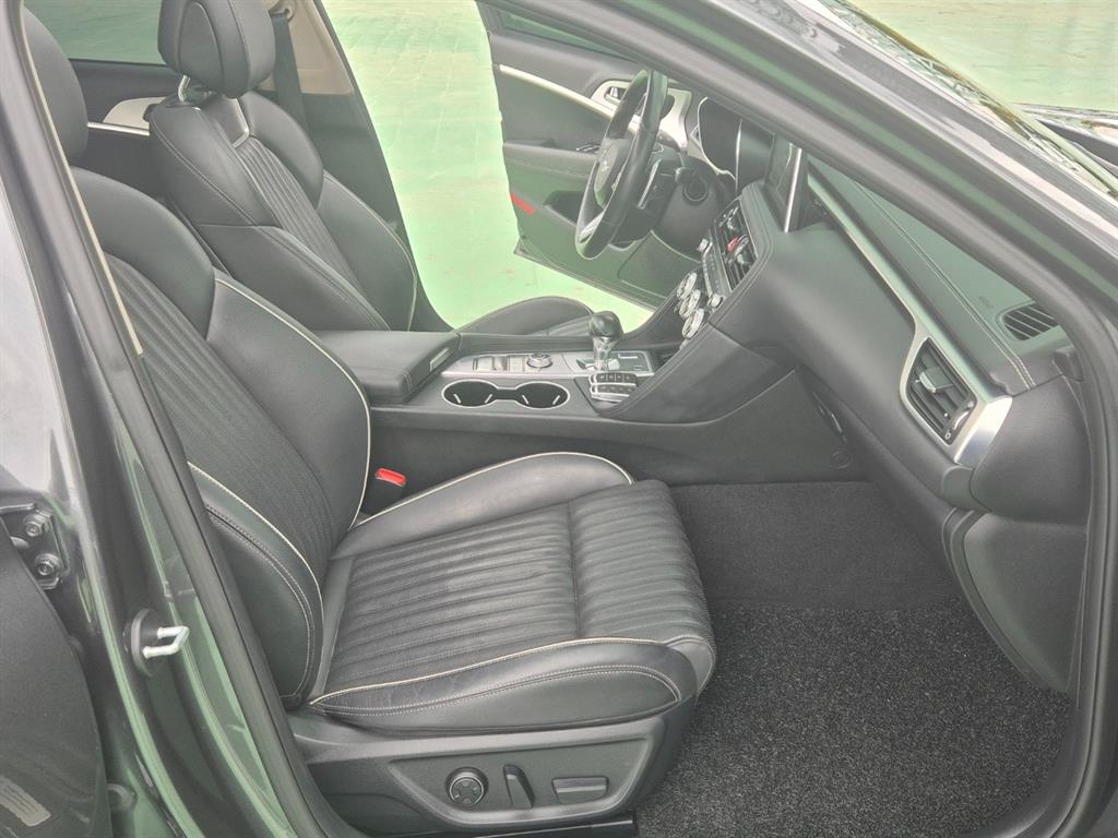 Genesis G70 - Vista 9