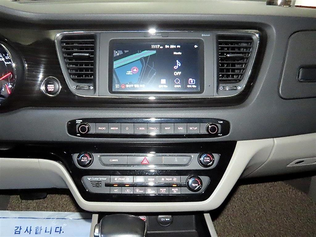 KIA Carnival - Vista 11
