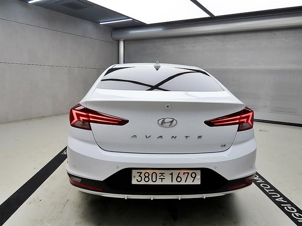 HYUNDAI Avante - Vista 3