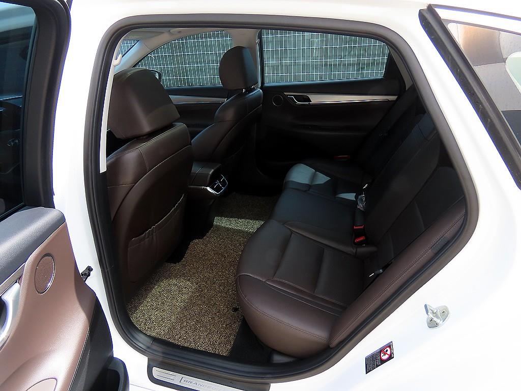 HYUNDAI Grandeur - Vista 6