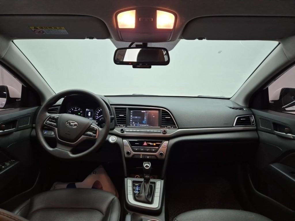 HYUNDAI Avante - Vista 7