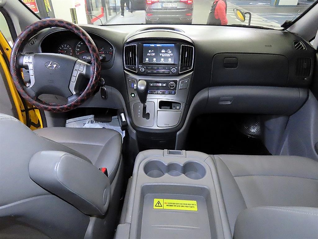 HYUNDAI Starex - Vista 10