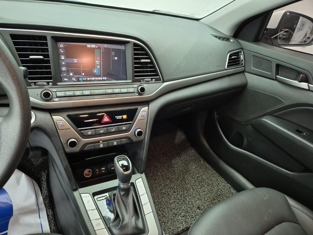 HYUNDAI Avante - Vista 10