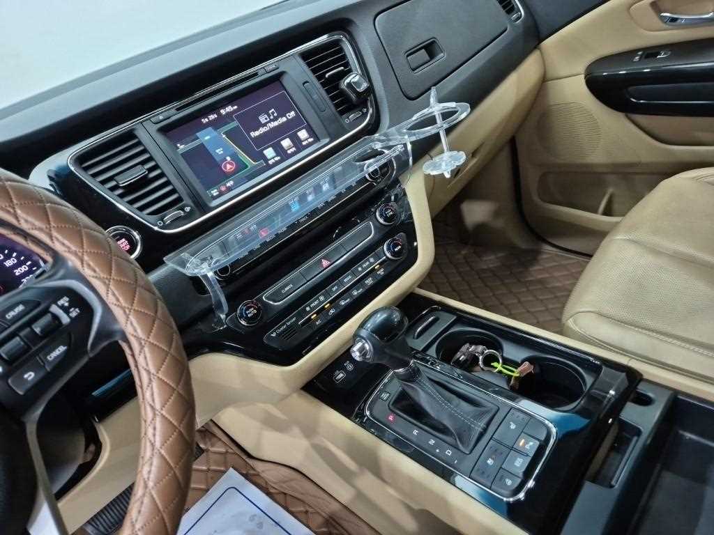 KIA Carnival - Vista 10