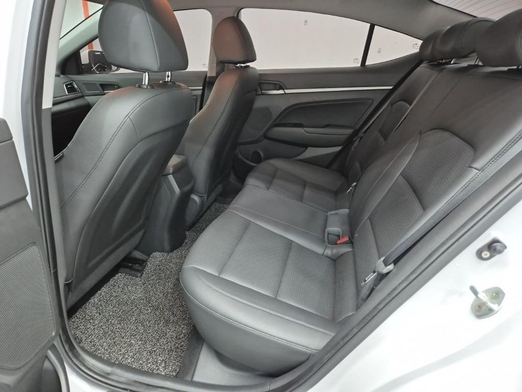 HYUNDAI Avante - Vista 12